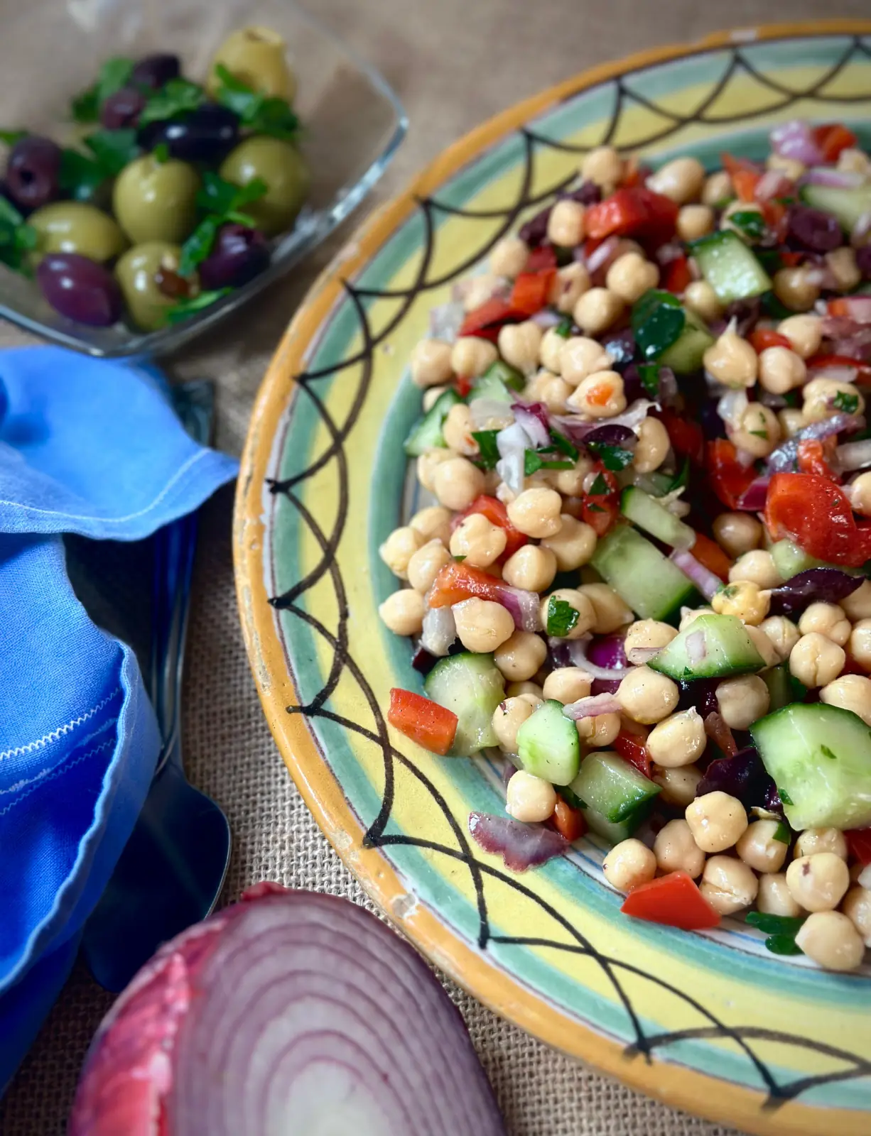 mediterranean chickpea salad, chickpea salad ingredients, vegan mediterranean salad, Filling vegan salad, What are chickpeas, what is the mediterranean diet, Chickpea salad, vegan salad, vegetarian salad, vegan chickpea salad