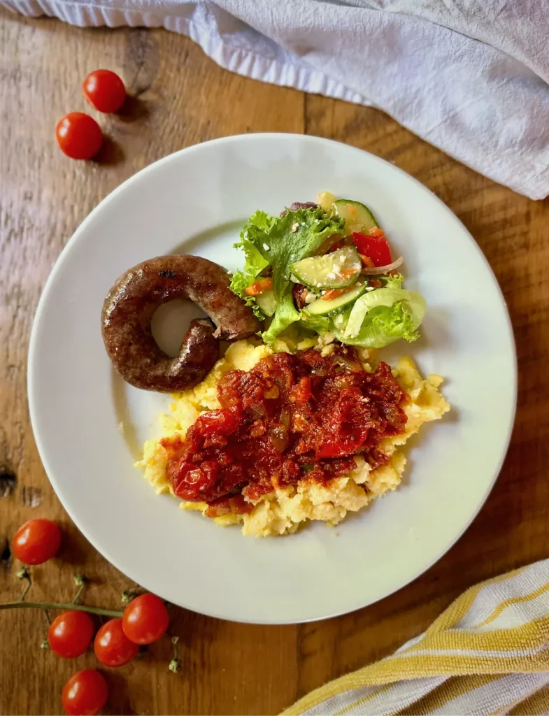 featured image pap and sauce with boerewors on a white plate
